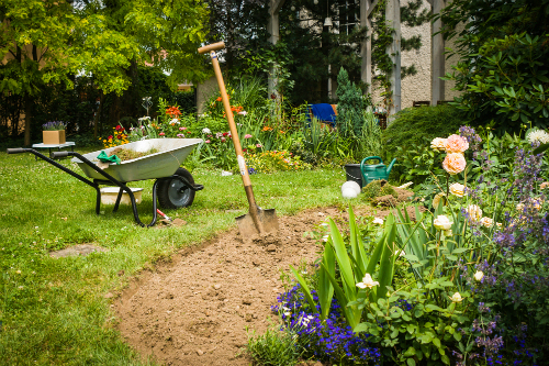 Schep-en-kruiwagen-met-aarde-voor-tuinwerk-en-grondverplaatsing