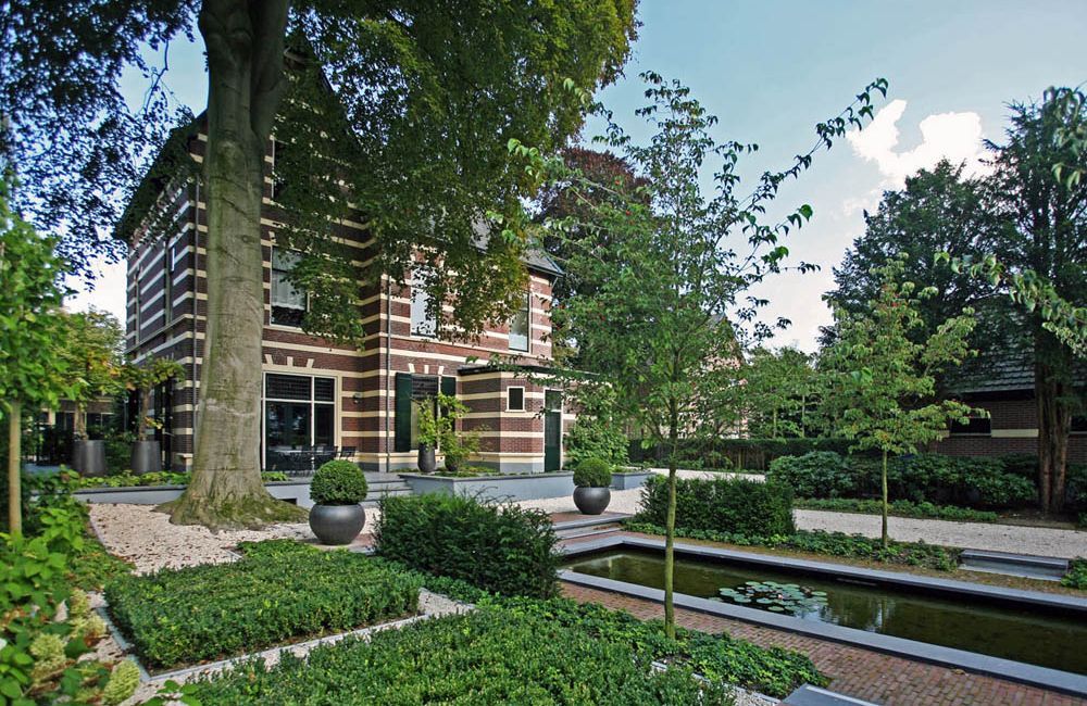Gebouw-met-tuin-en-grind-voor-MKB-bedrijven-met-verzorgde-buitenruimte