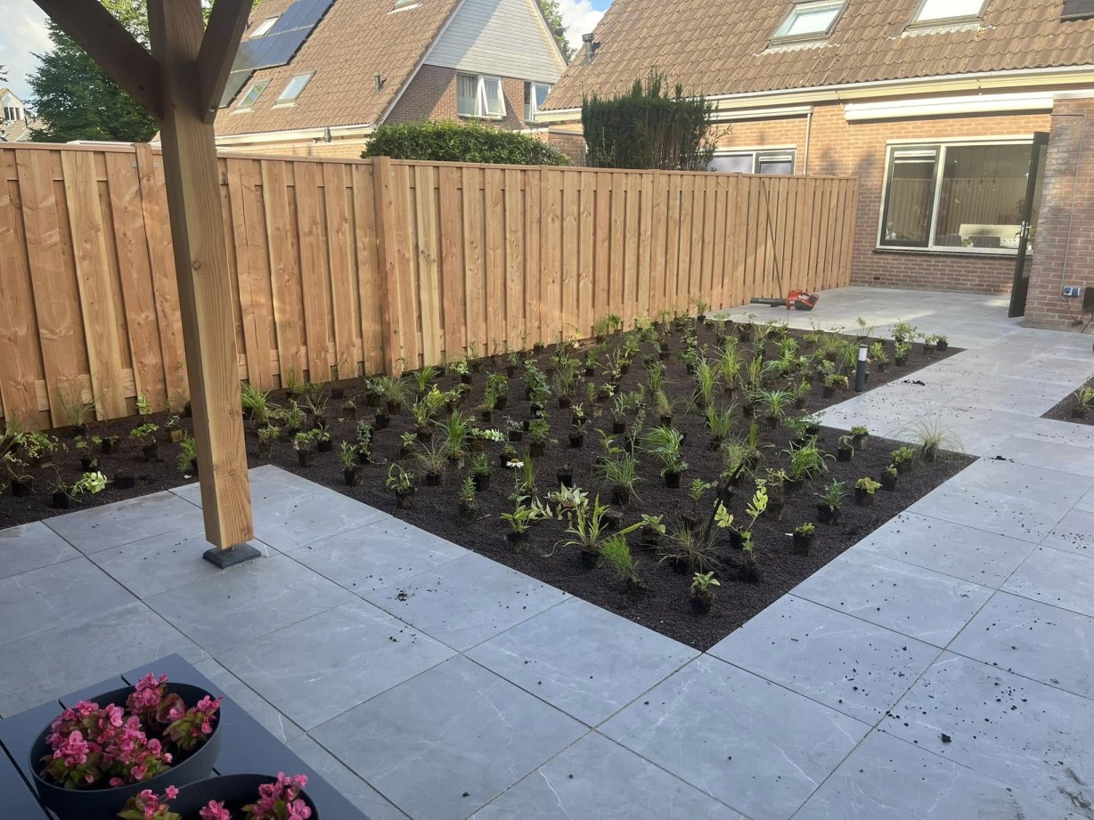 Terrastegels-die-wij-hebben-gelegd-en-schutting-voor-een-prachtige-tuin