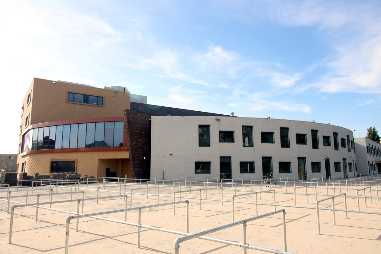 Onderwijsinstelling-gebouw-met-fietsenrekken-voor-duurzaam-vervoer-en-gemakkelijke-toegang