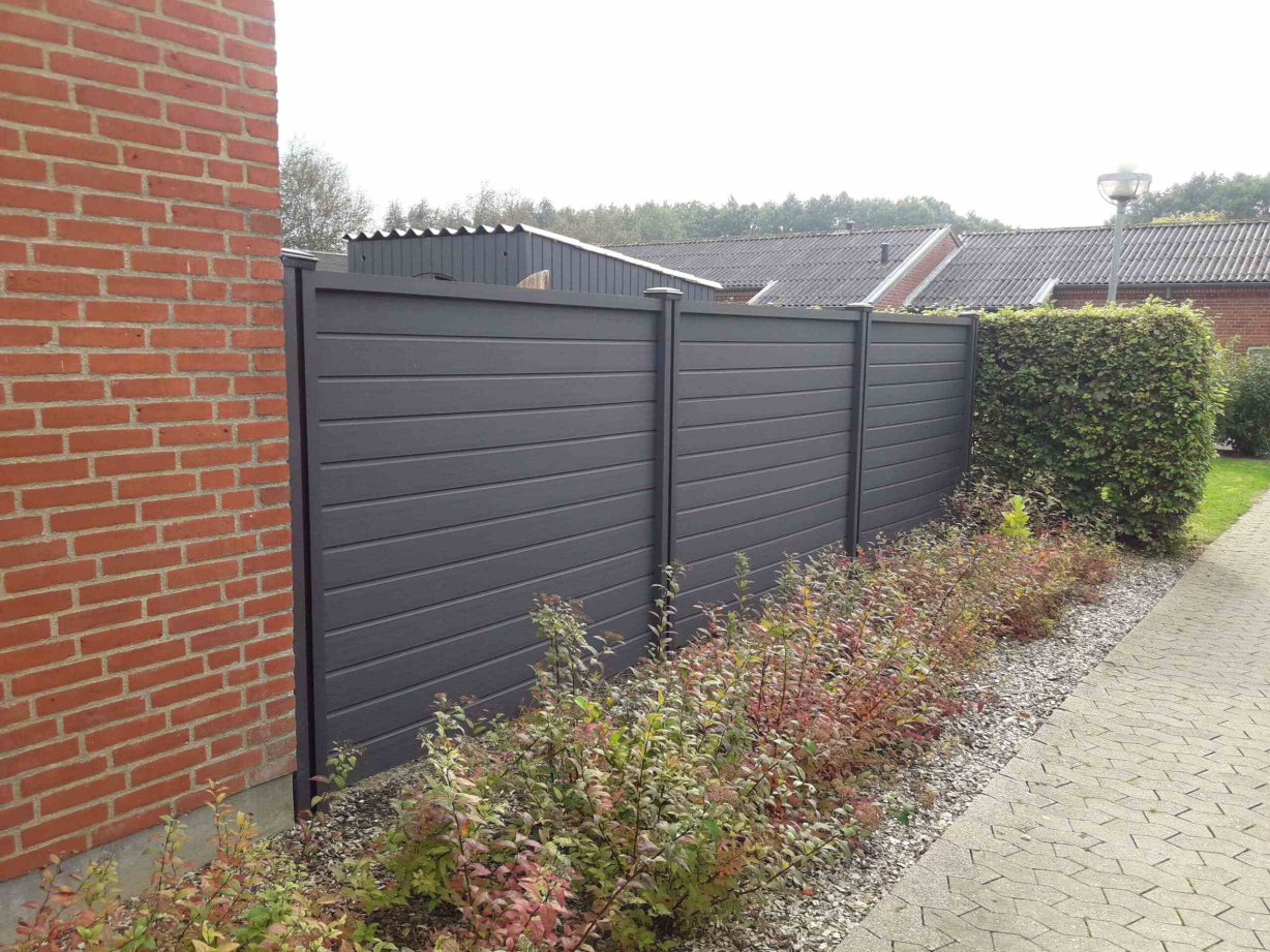 Foto-van-schutting-die-wij-hebben-geplaatst-voor-een-nettere-en-privacyvolle-tuin